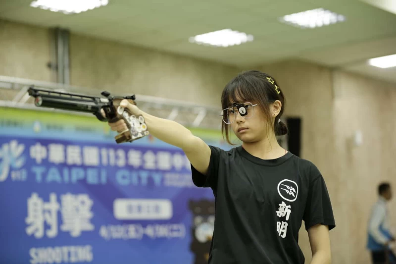 桃園市新明國中的葉采昕射下10公尺空氣手槍金牌。臺北市政府教育局提供