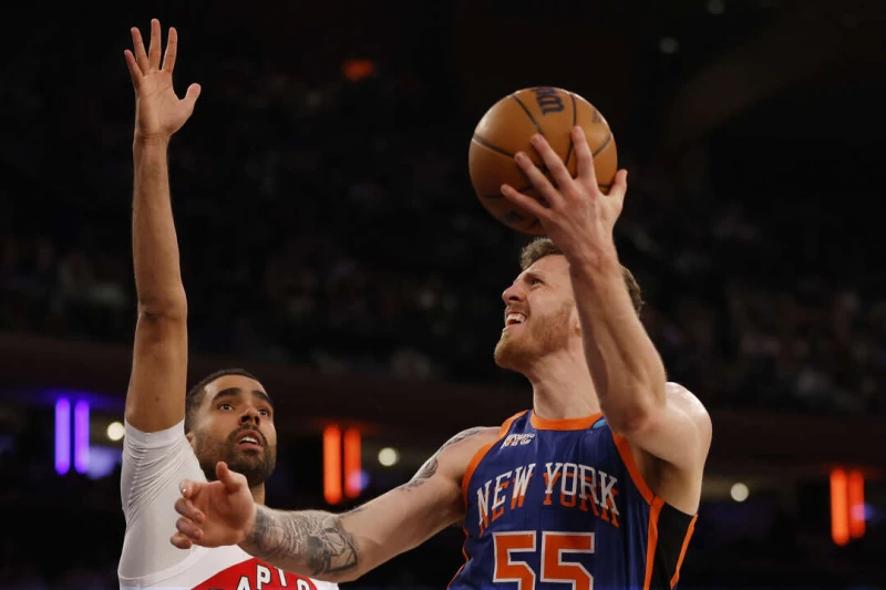 多倫多暴龍隊球員喬泰波特(Jontay Porter,左)因違反投注規則而被 NBA 終身禁賽。法新社