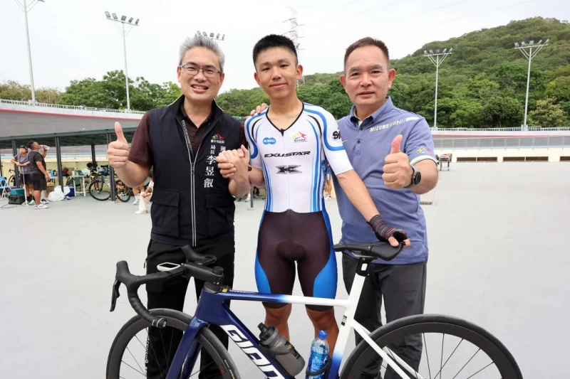 臺中市運動局長李昱叡巡視自由車場並為選手加油打氣。臺北市政府教育局提供
