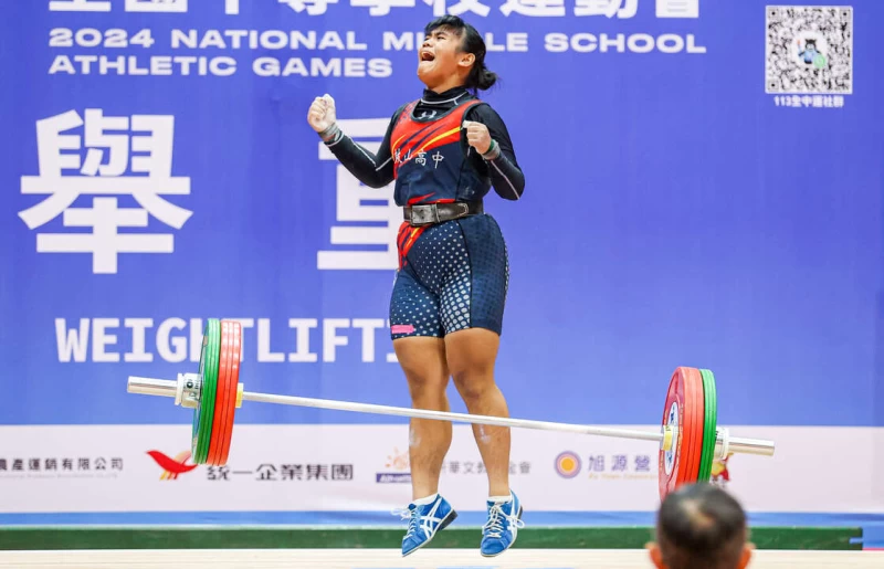 高雄市鼓山高中市立國中部簡至翎,在舉重國女76公斤級最後挺舉破大會紀錄逆轉摘金。臺北市政府教育局提供