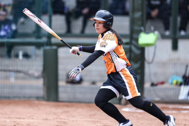 何欹璠三壘安打追平,本場比賽拿下MVP。(企業女子壘球聯賽粉專)