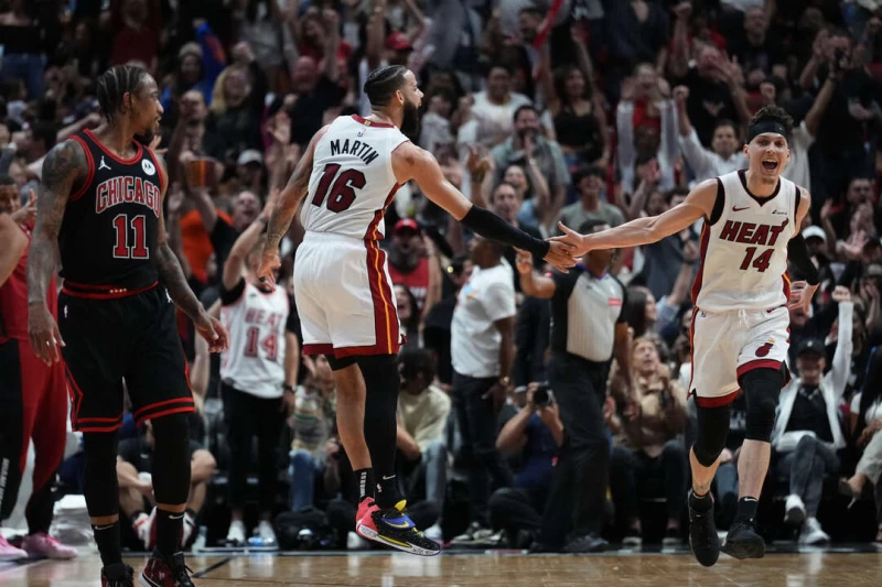 希羅(Tyler Herro,右)今天僅差1次助攻就能完成大三元。法新社