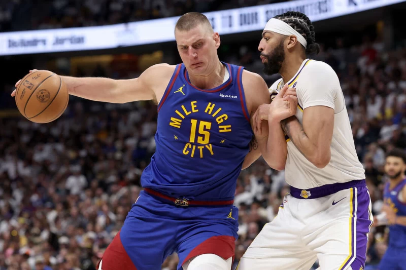 約基奇(Nikola Jokic,左)沉穩的率領球隊逆轉勝。法新社