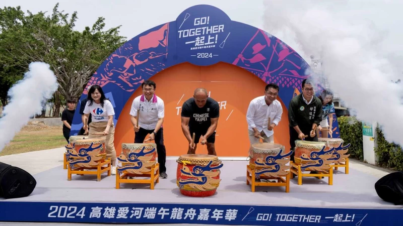 立委許智傑、高市議員邱俊憲、運發局長侯尊堯與贊助商擊鼓宣告活動正式開跑。高雄市運發局提供