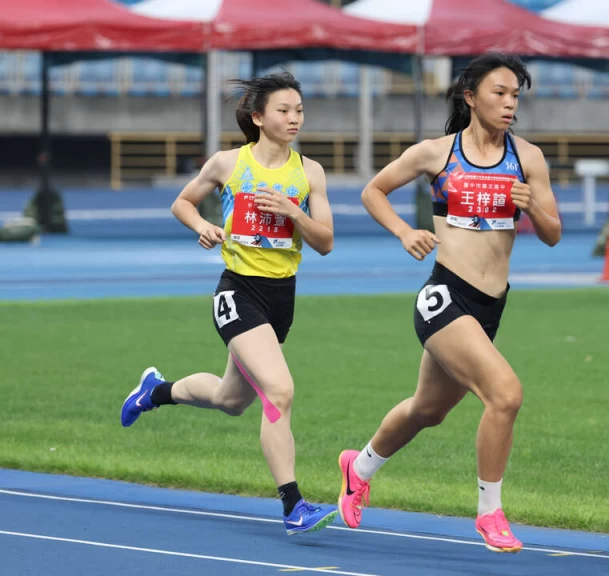 林沛萱(左)跑完800公尺確定全能封后。李天助攝