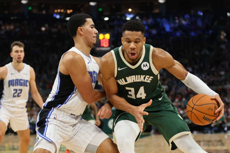 字母哥安提托康波(Giannis Antetokounmpo,右)膝傷未能上場。法新社