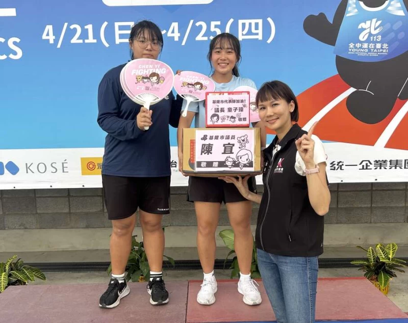 基隆市議員陳宜(右)為基隆標槍選手鄭心宜加油打氣。陳宜提供