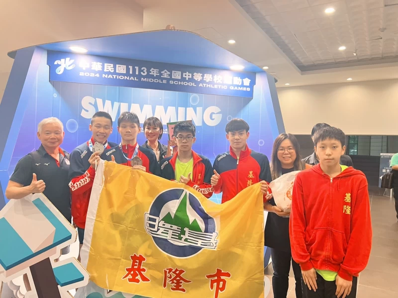 陳宜為基隆高中游泳選手蕭子桓、曹鈞硯加油。陳宜提供