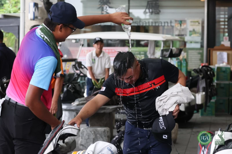 陳傑生拿下職業生涯首冠好友潑水慶祝。Tpga/林聖凱攝