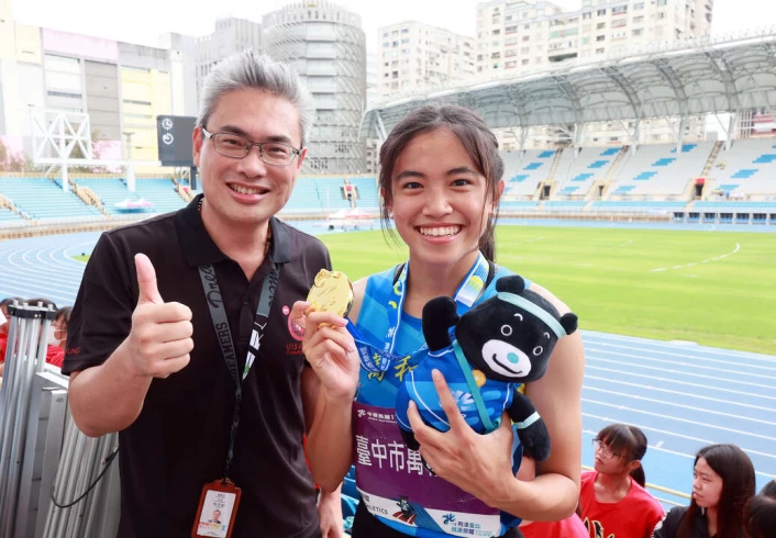台中運動局長李昱叡鼓勵台中萬和國中5金陳羿岑。(郭運復攝)