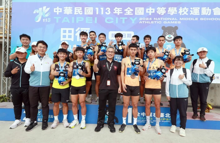 台中運動局長李昱叡(中) 頒獎給高男金銀銅牌3間台中學校。(郭運復攝)