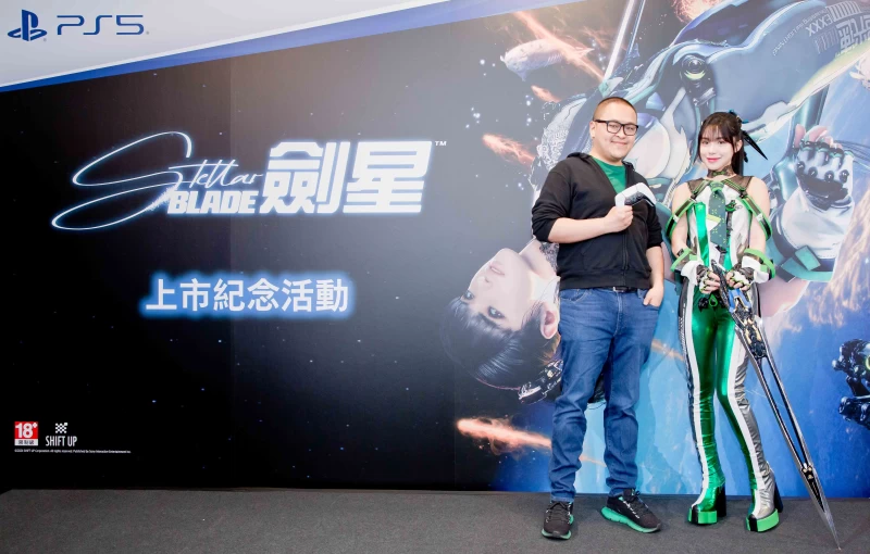 李多慧(右)及魯蛋共同出席劍星上市紀念活動,展現對遊戲的喜愛。官方提供