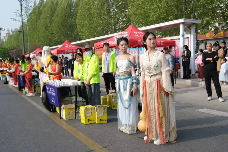 終點以“一戰封神”為主題設計的完賽儀式。北京跑者朱笛提供