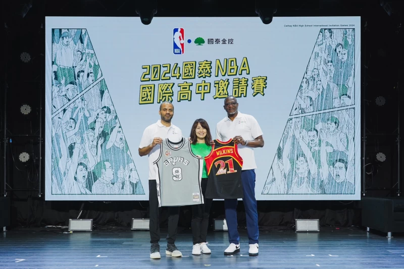 Tony Parker(左)和Dominique Wilkins(右),贈簽名球衣予國泰金控,展現國泰金控與NBA之間的情誼(中為國泰金控策略溝通部協理施君蘭)。國泰提供