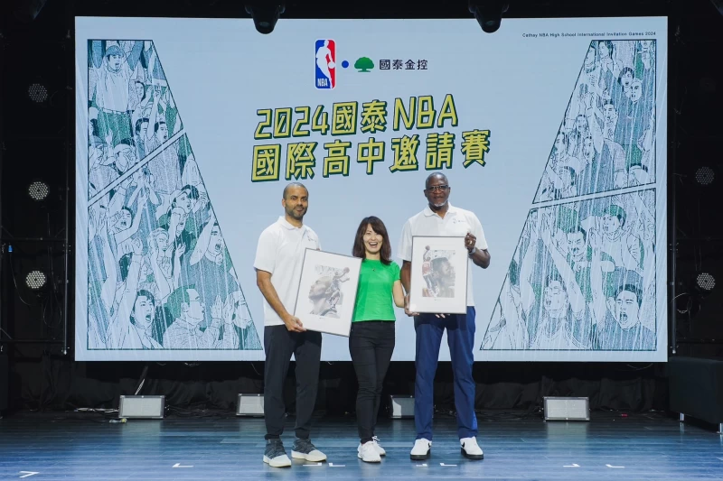 國泰金控特別準備兩幅肖像畫,贈予兩位球星, 左起Tony Parker、國泰金控策略溝通部協理施君蘭、Dominique Wilkins。國泰提供