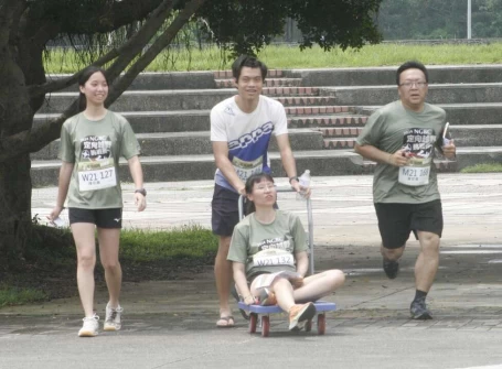 交大學生踩坑右腳扭但在隊友協助下抵達終點。大會提供