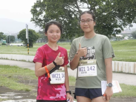 國防大學的前亞青國手梁宇琪(右)與高中學妹林芸任分獲公開女子組前二。大會提供