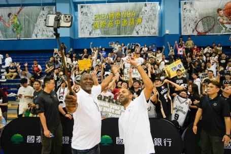 國泰金控與NBA今(27)日於國立台灣藝術大學,舉辦Tony Parker與Dominique Wilkins的球星見面會,吸引近400位球迷到場。國泰金控提供
