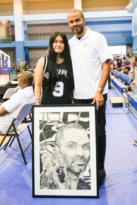 喜歡Parker長達20年的球迷「董咚」,花了一個月繪製Parker的素描肖像畫,並於今日親自贈送給偶像。國泰金控提供