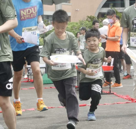 曾唯聖曾唯寧兄弟檔兩人合力奪下親子幼兒組冠軍。大會提供
