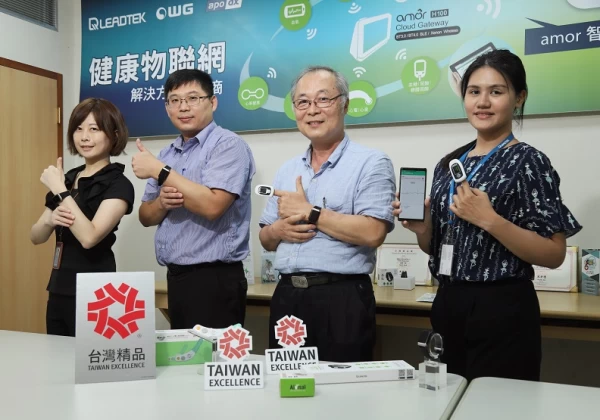 麗臺科技盧崑山董事長(右2)。麗臺科技提供