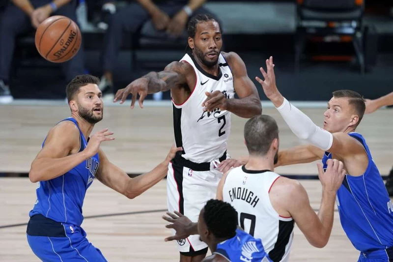 快艇超級球星雷納德(Kawhi Leonard)在第2、3戰帶傷復出後,再度感到膝蓋不適。法新社