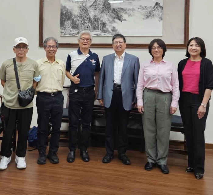 「新竹縣足球發展計劃」三方會談,(右起) 新竹縣政府教育局長楊郡慈、立委林倩綺、新竹縣長楊文科、前體育署副署長彭臺臨、新竹縣內思高工校長湯誌龍和中華民國大師運動協會副祕黃祐鋒。官方提供