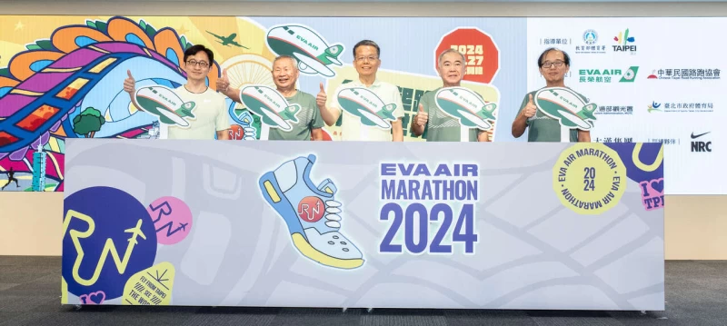 長榮航空城市觀光馬拉松今(2)日由長榮航空孫嘉明總經理(圖中)邀請中華民國路跑協會郭國雄理事長(左二)、交通部觀光署黃易成組長(左一)、臺北市政府體育局呂生源專門委員(右一)以及中華民國文化休閒運動協會秦熙嶽名譽理事長(右二)共同主持報名開跑記者會,即日起開放報名。長榮航空提供