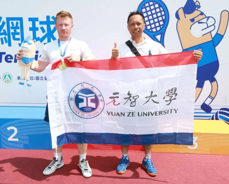 元智大學因為康福迪(左)的加入,網球風氣大增,右為體育室主任林青輝。四維體育推廣教育基金會提供