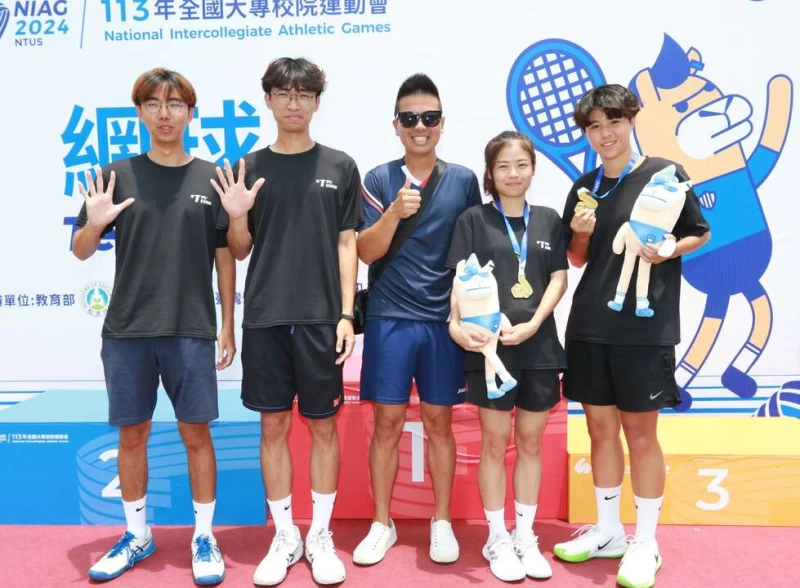李怡萱(右一)、賴映儒(右二)在女雙奪冠,並摘下台北大學在全大運史上的第一面金牌,讓教練陳建瑋(中)感概良多。四維體育推廣教育基金會提供