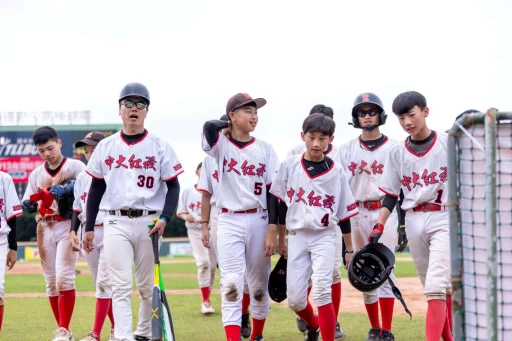 湯哲綸(右三)2支長打又後援0.1局。台灣世界少棒聯盟提供