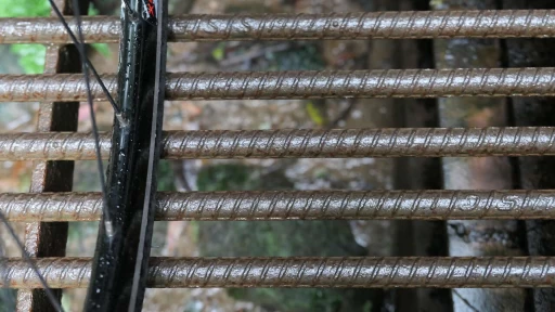 當下雨潮濕,會造成單車煞車時滑倒的鋼筋紋路。台灣用騎的最美提供