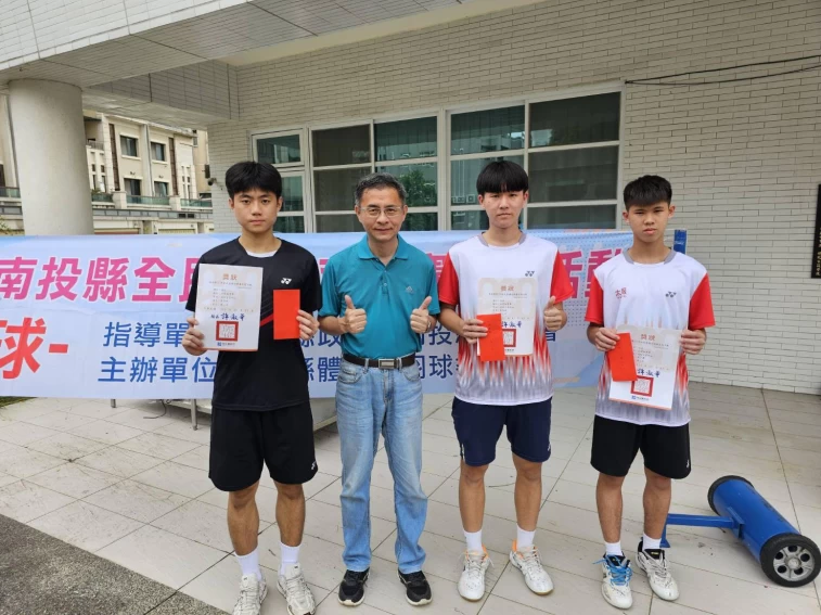 南投縣竹山高中許宏明校長為公開組男單頒獎(左一)第一名吳丞林、第二名朱柏霖。大會提供