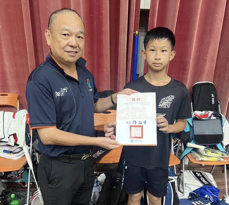 南投縣體育會洪銘惠總幹事為本屆首增聽障組第一名選手延平國小柯宗志頒獎。大會提供
