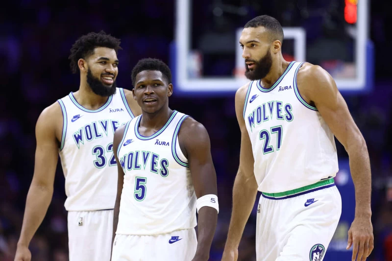 愛德華斯（Anthony Edwards，中）與唐斯（Karl-Anthony Towns，左）今天都攻下全場最高的27分。法新社