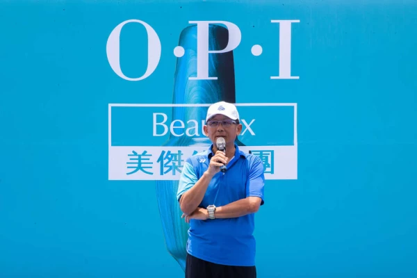 中華民國網球協會秘書長王凌華恭賀高三生自Opi盃畢業。海碩整合行銷提供