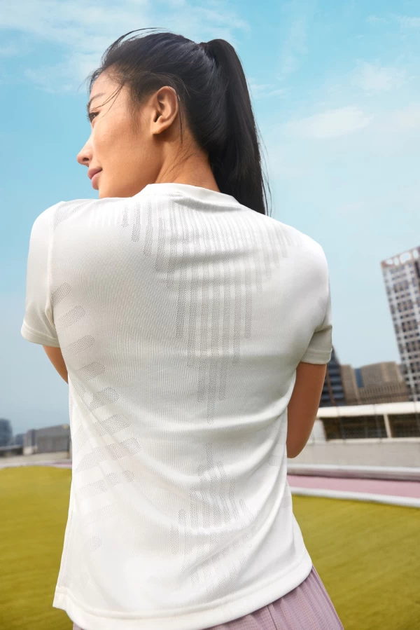 adidas運動服飾全面再進化,加入涼感紗線提供極致透氣的舒適感受。官方提供
