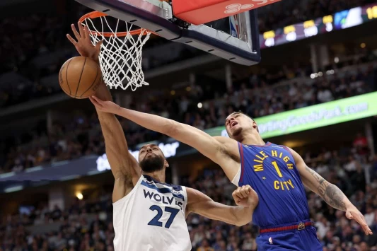 灰狼法國中鋒戈貝爾（Rudy Gobert，左）今天榮獲NBA年度最佳防守球員獎。法新社