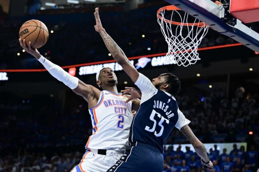 亞歷山大(Shai Gilgeous-Alexander,左)今天拿下29分9籃板9助攻。法新社