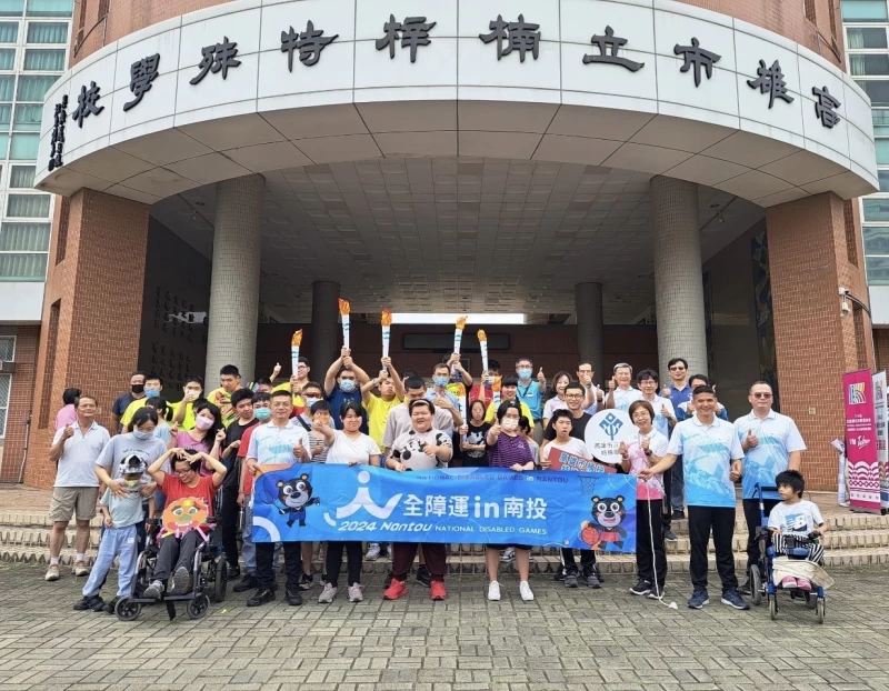 113年全國身心障礙國民運動會聖火抵達高雄，由南投縣聖火代表團至高雄市楠梓特殊學校進行聖火傳遞。高雄市運發局提供