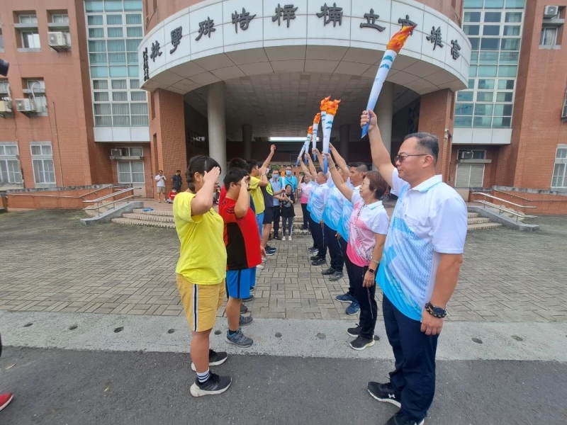 聖火傳遞儀式於今日上午舉行，南投縣由教育處督學為首組成聖火隊，傳遞聖火給高雄市代表。高雄市運發局提供