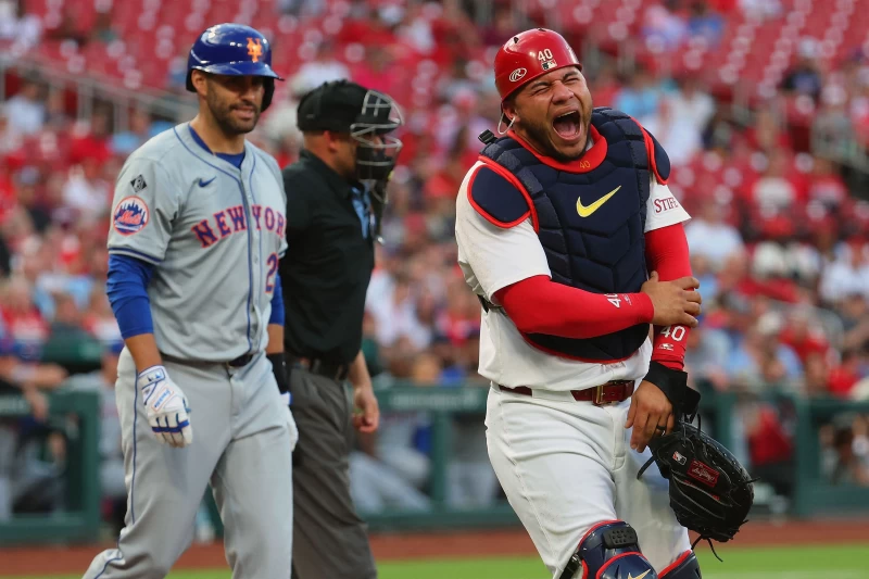 聖路易紅雀當家捕手康崔拉斯(Willson Contreras)在蹲捕時不慎被馬丁尼茲(JD Martinez)的球棒打到手。法新社