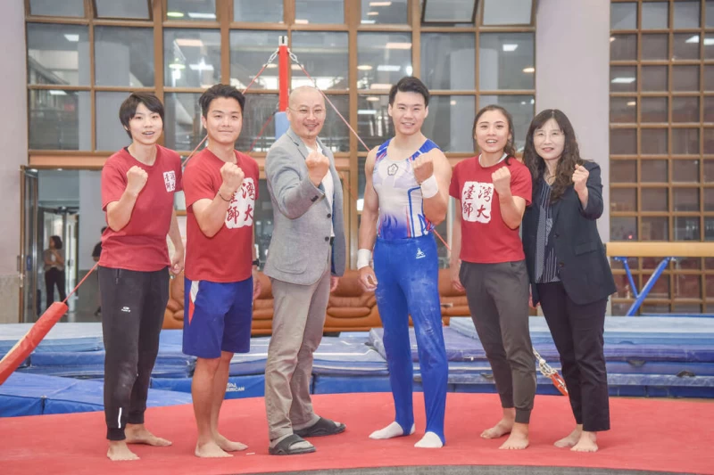 奧運選手唐嘉鴻(右3)黃金計畫團隊主持人臺師大陳美燕教授(右1)體能訓練師陳宜翔(左2)運動傷害防護員范絜婷(左1)行政管理麥劉湘涵(右2)教練翁士航(左3)。官方提供