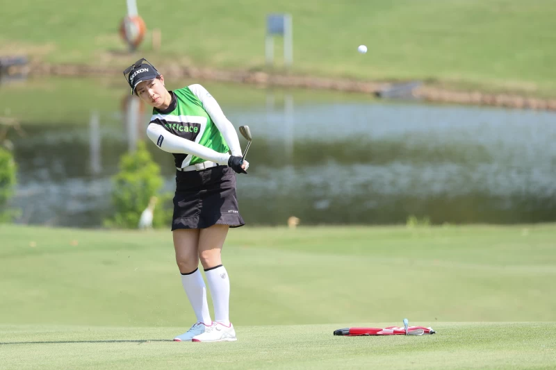 日本選手高野あかり第二回合打出65桿佳績，以兩回合總桿142桿-2並列領先。大會提供