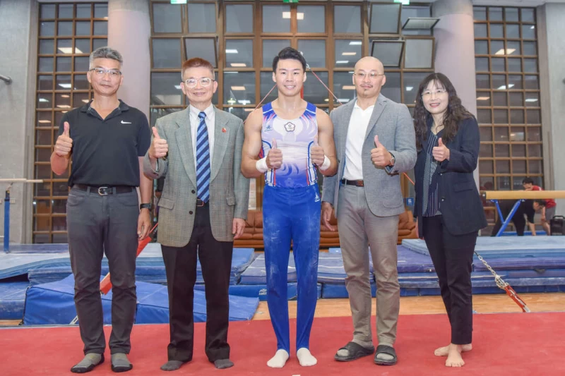 臺師大校長吳正己(左二)、臺師大運休學院院長王鶴森（左一）、唐嘉鴻奧運黃金計畫團隊主持人陳美燕教授(右一)觀摩唐嘉鴻備戰奧運情形。官方提供