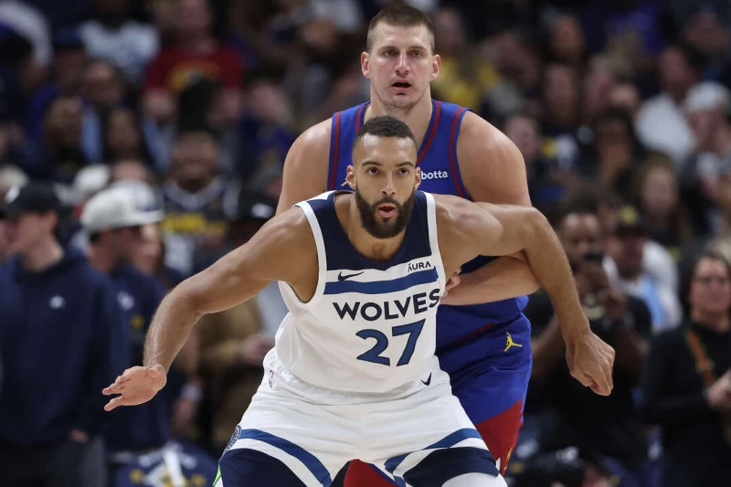 第2戰灰狼雙塔之一戈貝爾(Rudy Gobert,前)臨時缺陣。法新社