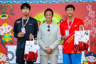 美傑仕集團總裁陳睿豐頒發18歲男單冠亞軍予侯傑恩何宸輝。海碩整合行銷提供