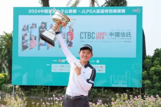陳萱高舉首勝獎盃。大會提供