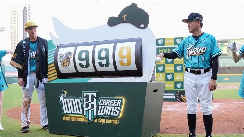 洪一中999勝。台鋼雄鷹提供