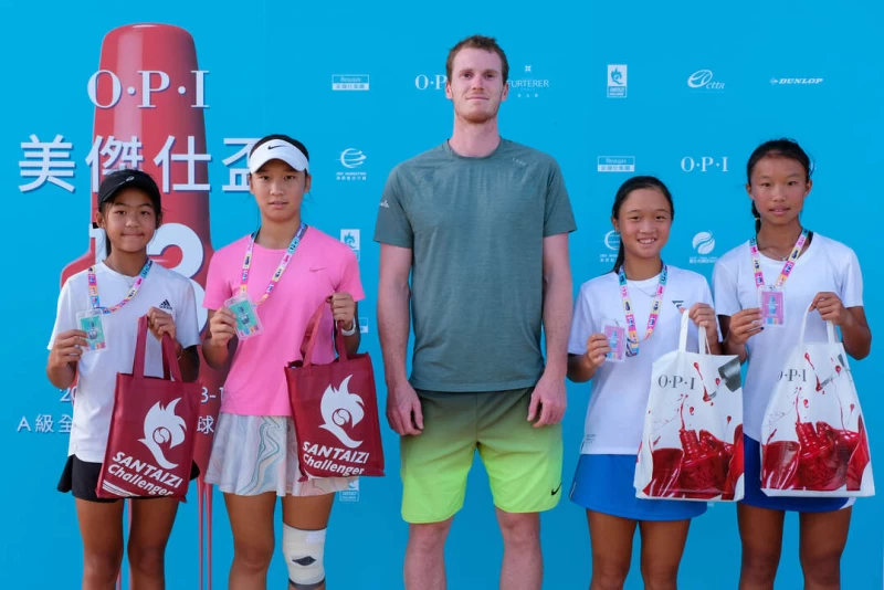 職業選手Jake Delaney頒發14女雙冠亞軍。海碩整合行銷提供